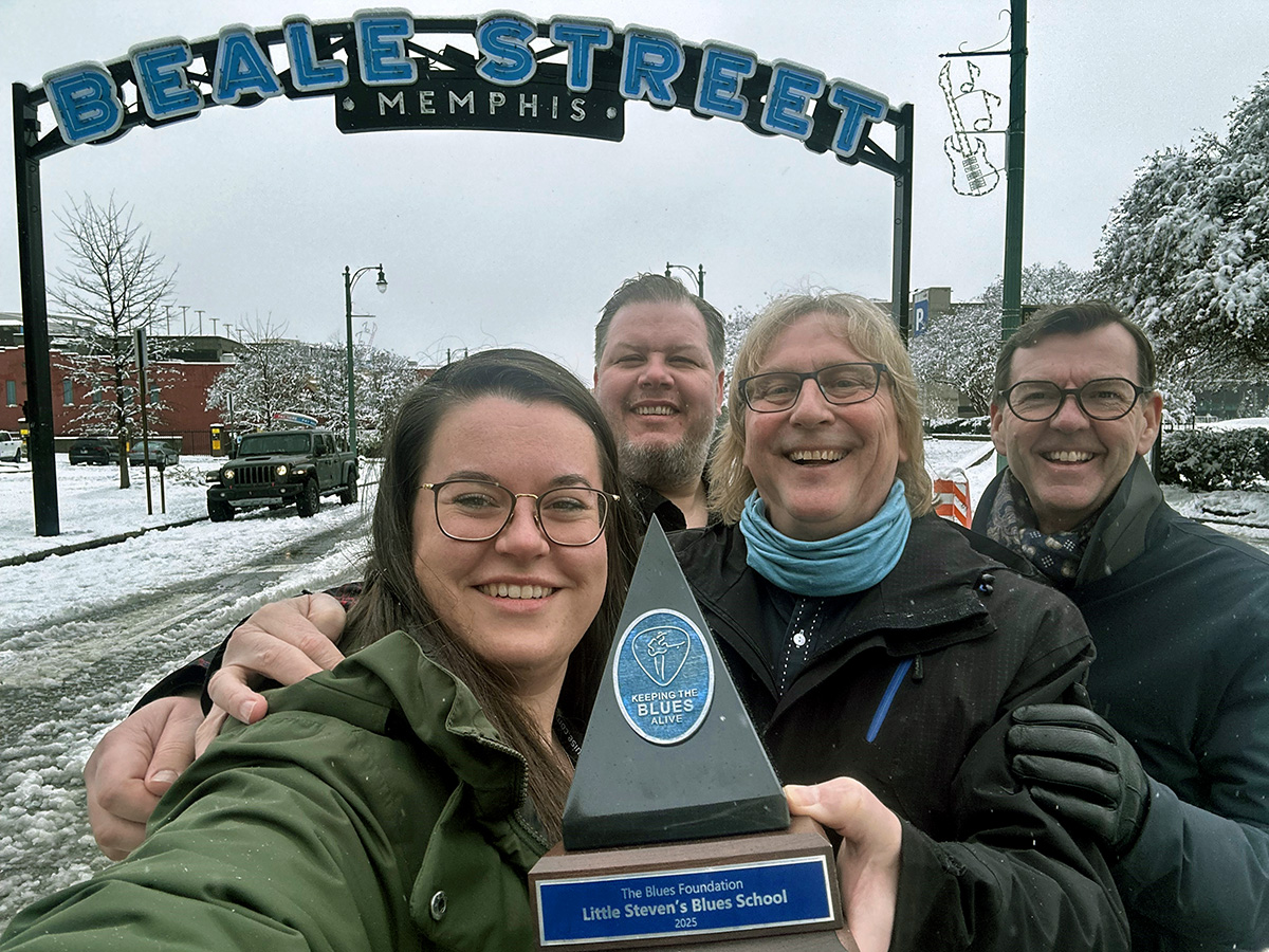 Notoddengjengen på Beale Street med prisen.